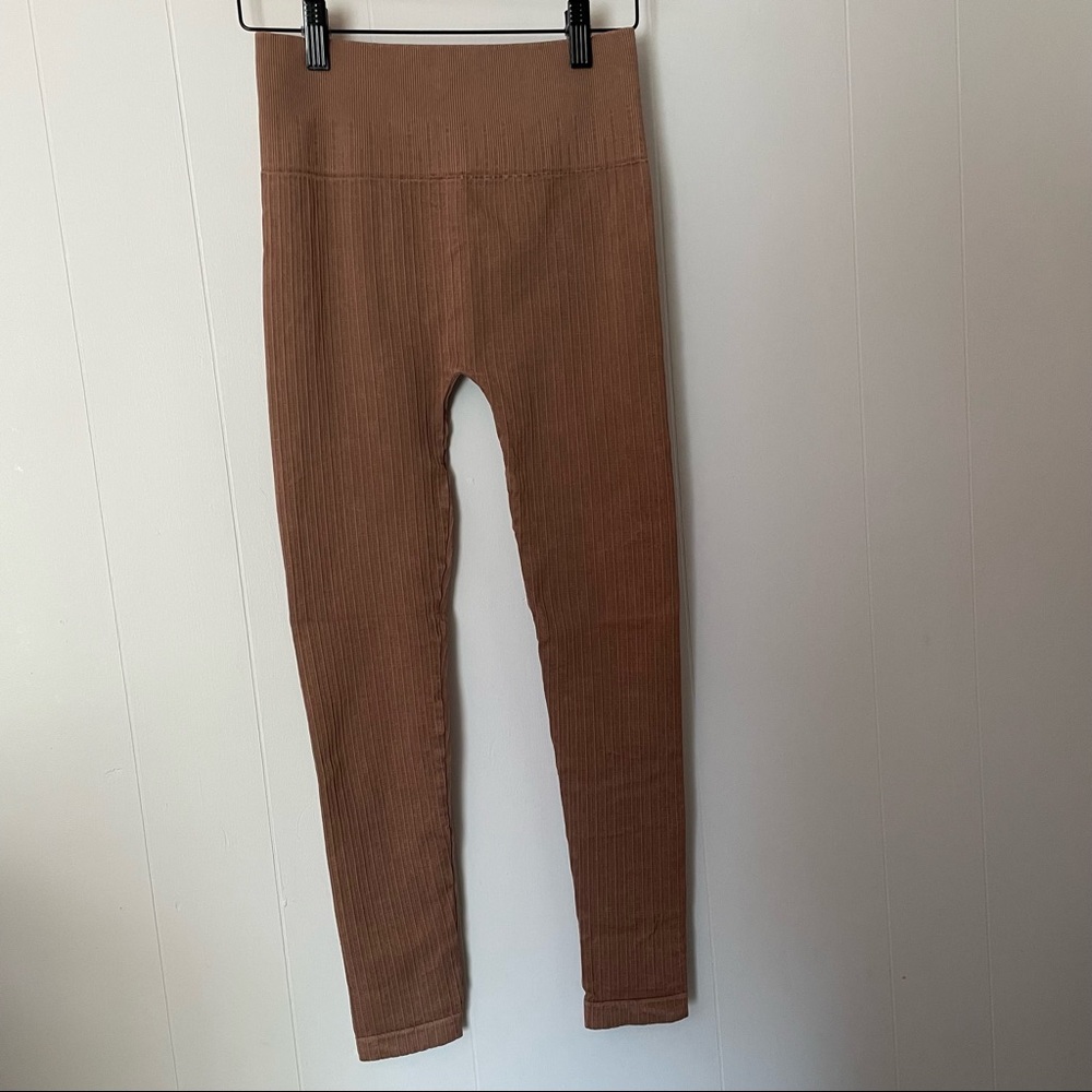 Avocado ribbed yoga leggings in light brown - Picture 3 of 6